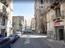 7930 - Via Garibaldi, bottega angolare 60 mq
