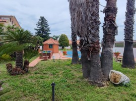 8137 - Mascalucia appartavilla 6 vani giardino e piscina, 2 garages