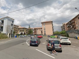 7926 - Viale B. Croce, ampio comodo 5 vani garage e posto auto