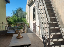 8425 - Cibali, interessante semi-indipendente 2 vani, terrazzo