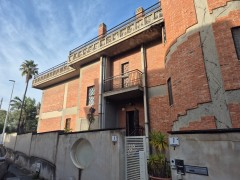 8666 - L. Da Vinci, interessante prestigiosa villa, garage e spazio esterno